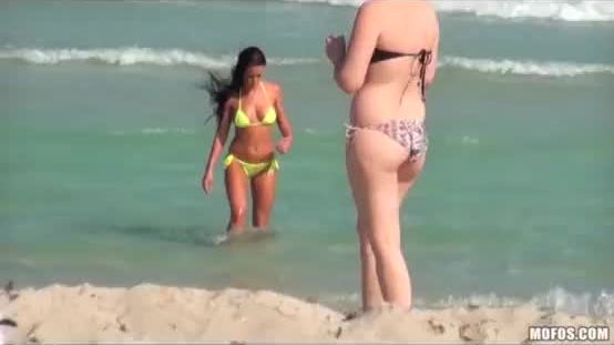 Amateur bikini beauty is picked up at the beach for a quick fuck