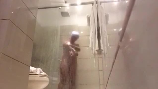 Dominicana tetona espiada en la ducha