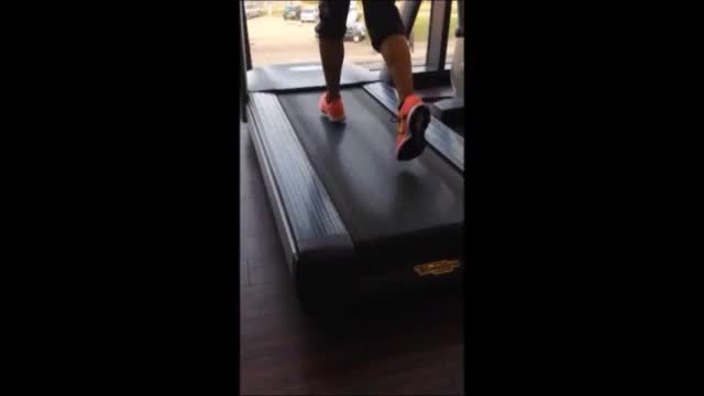 Big ass jiggling on the treadmill